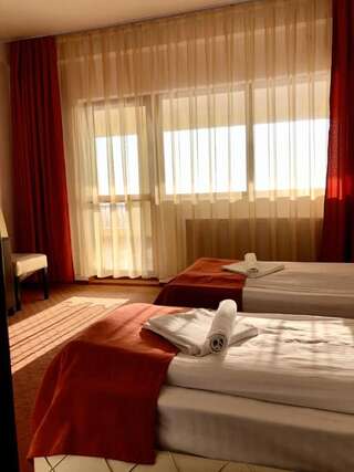 Отель Hotel A3 Кымпия-Турзи Двухместный номер с 2 отдельными кроватями-1
